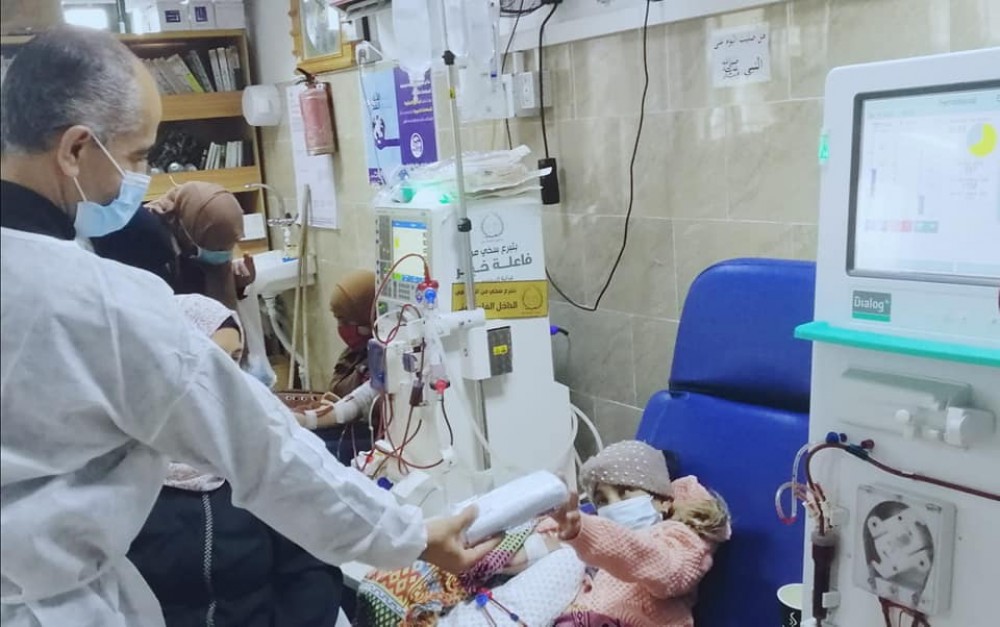 طفلة مريضة كلى بمجم عناصر الطبي