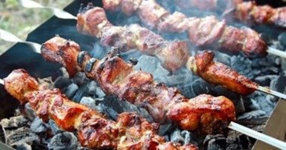 دراسة: الطهي على الفحم والخشب يزيد خطر الإصابة بأمراض العيون