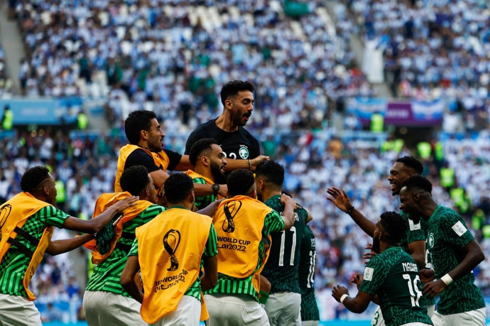 السعودية تفجّر مفاجأة تاريخية بالفوز على الأرجنتين وميسي 2-1