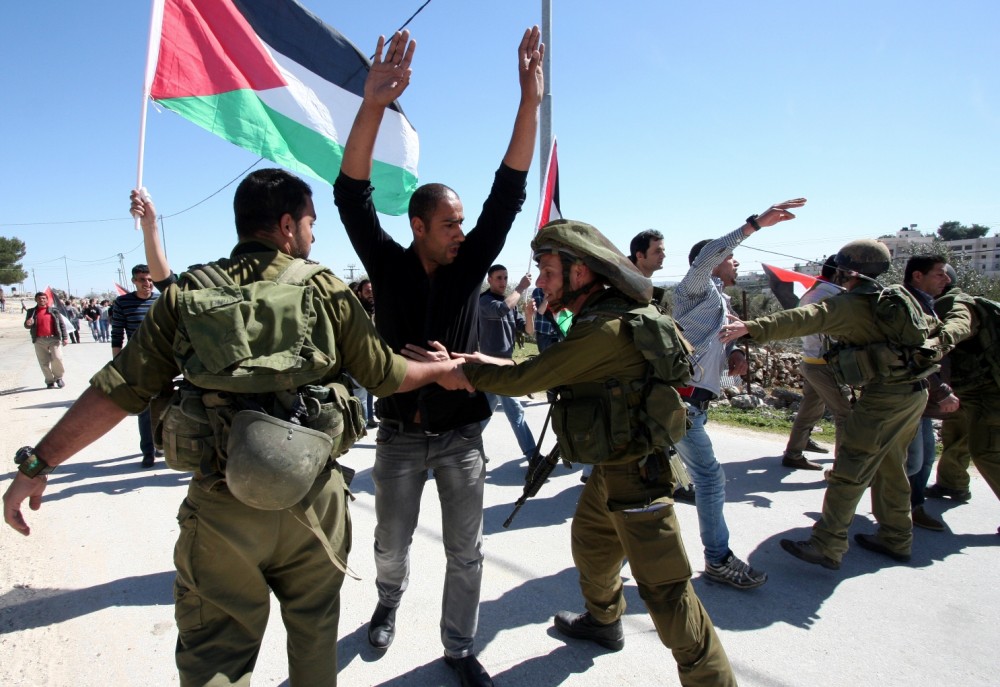 الاحتلال يقمع مسيرة سلمية