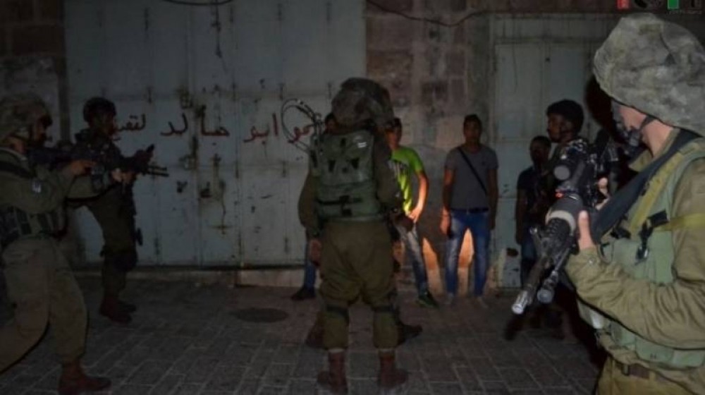 قوات الاحتلال الإسرائيلي تداهم منازل المواطنين يوميا وتعتقل باستمرار