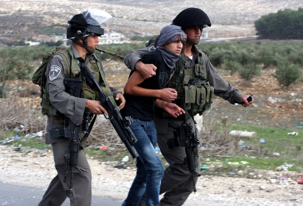 الاحتلال يعتقل شاباً - أرشيف