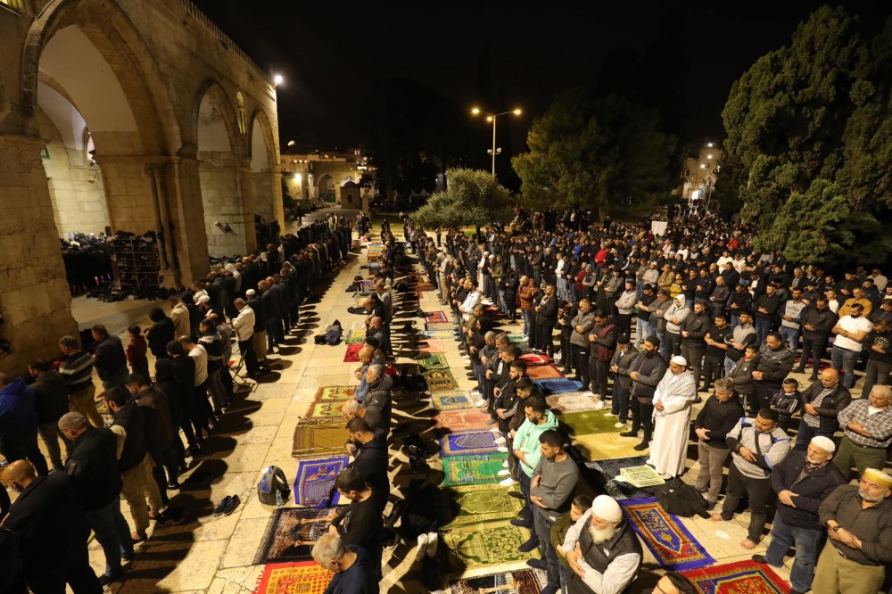 140 ألف مصلٍ يؤدون العشاء والتراويح في الأقصى 