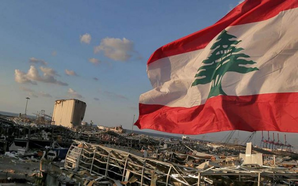 فنان يرسم بالطبشور أكبر علم لبناني للدخول موسوعة غينيس