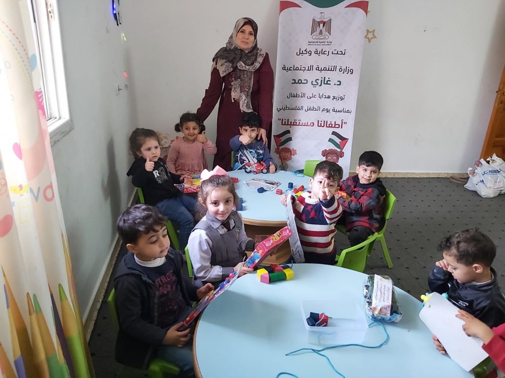 التنمية الاجتماعية توزع هدايا على أطفال الحضانات بخانيونس 