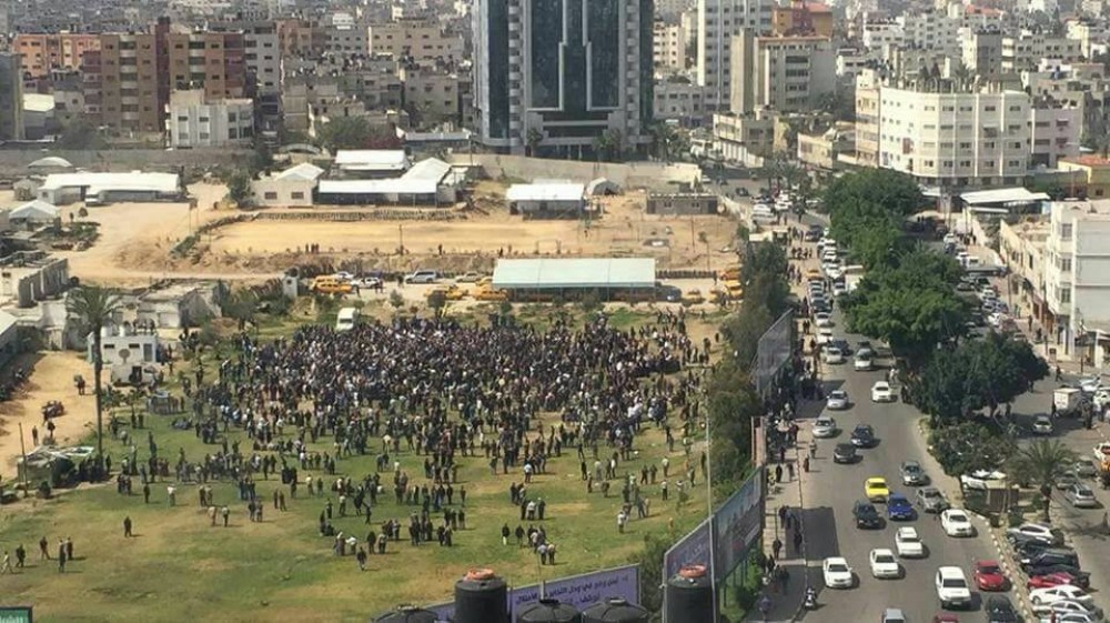 اعتصام الموظفين في ساحة السرايا بغزة رفضاً للخصم 
