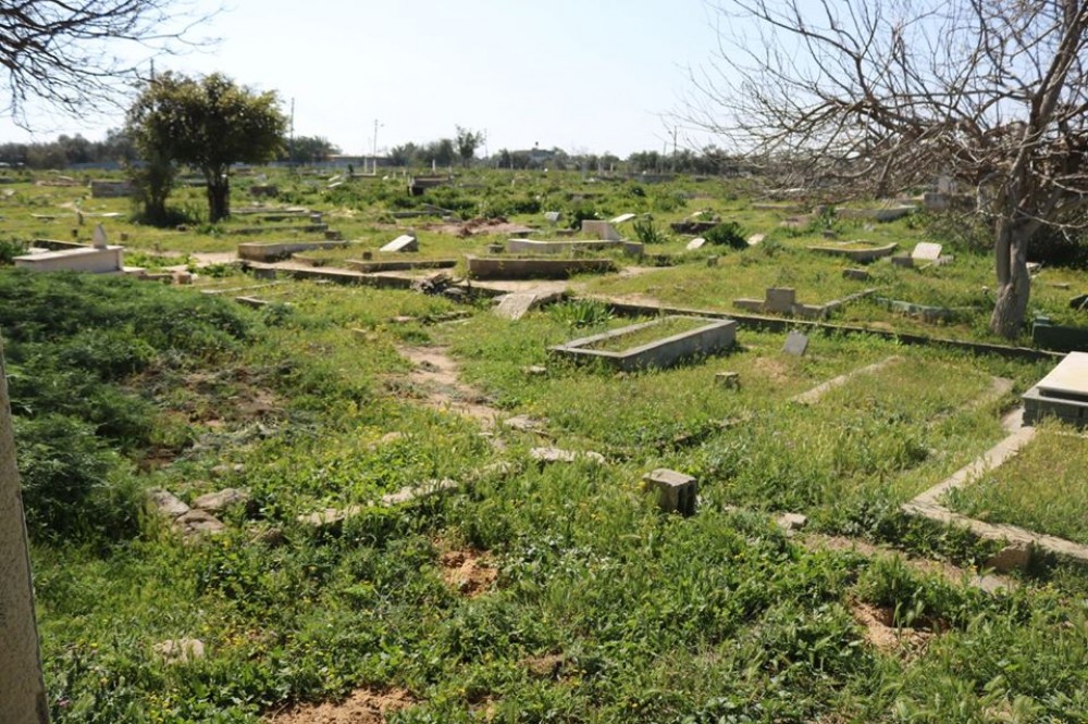 أوقاف الوسطى تنفذ حملة تنظيف مقبرة المخيم الجنوبية بمخيم المغازي
