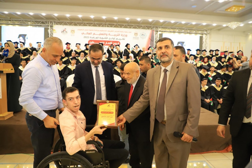 وكيل وزارة التعليم يُكرم الطالب من ذوي الهمم حسام أبو شنب