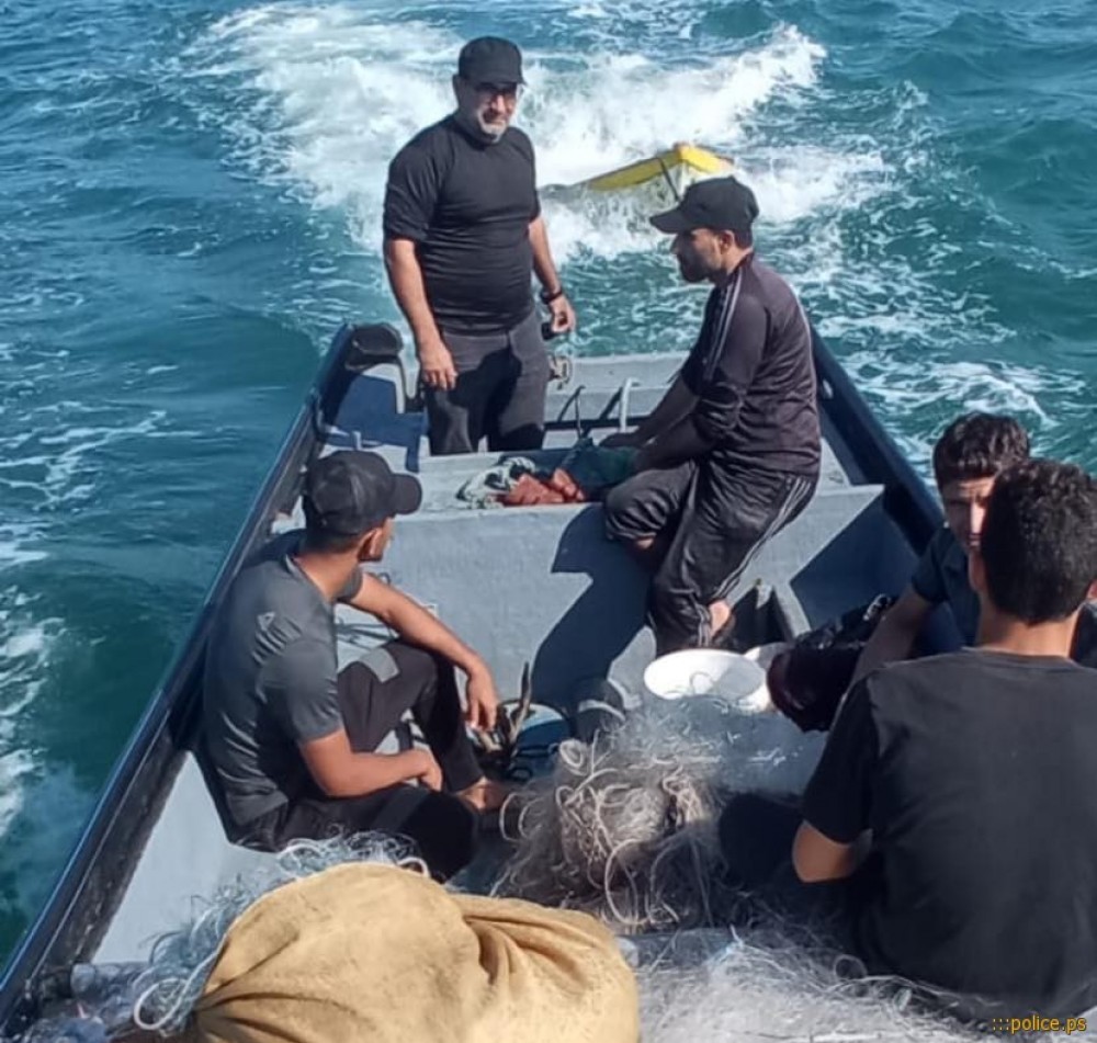 الشرطة البحرية تنقذ أحد الصيادين انقلب مركبه داخل البحر