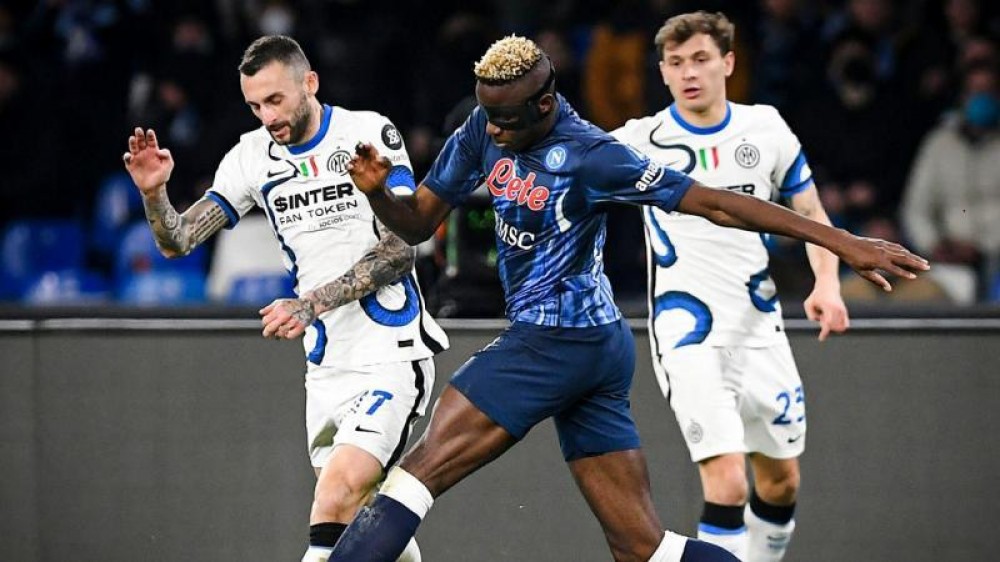 قمة بين نابولي البطل وإنتر المنتشي ببلوغه نهائي دوري الأبطال
