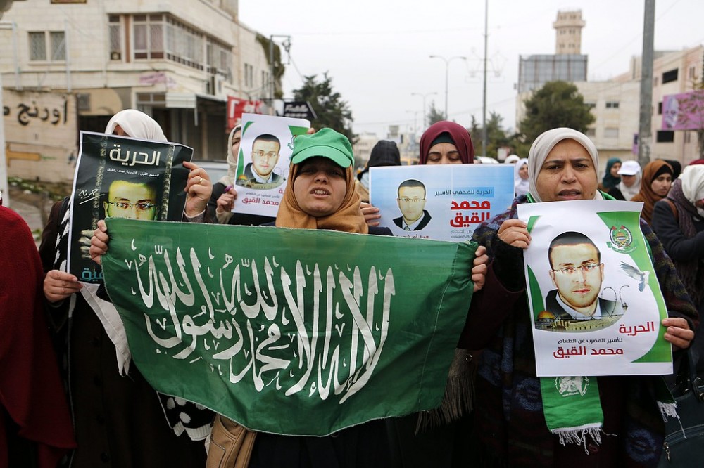 مسيرة تضامنية مع الصحفي المضرب محمد القيق