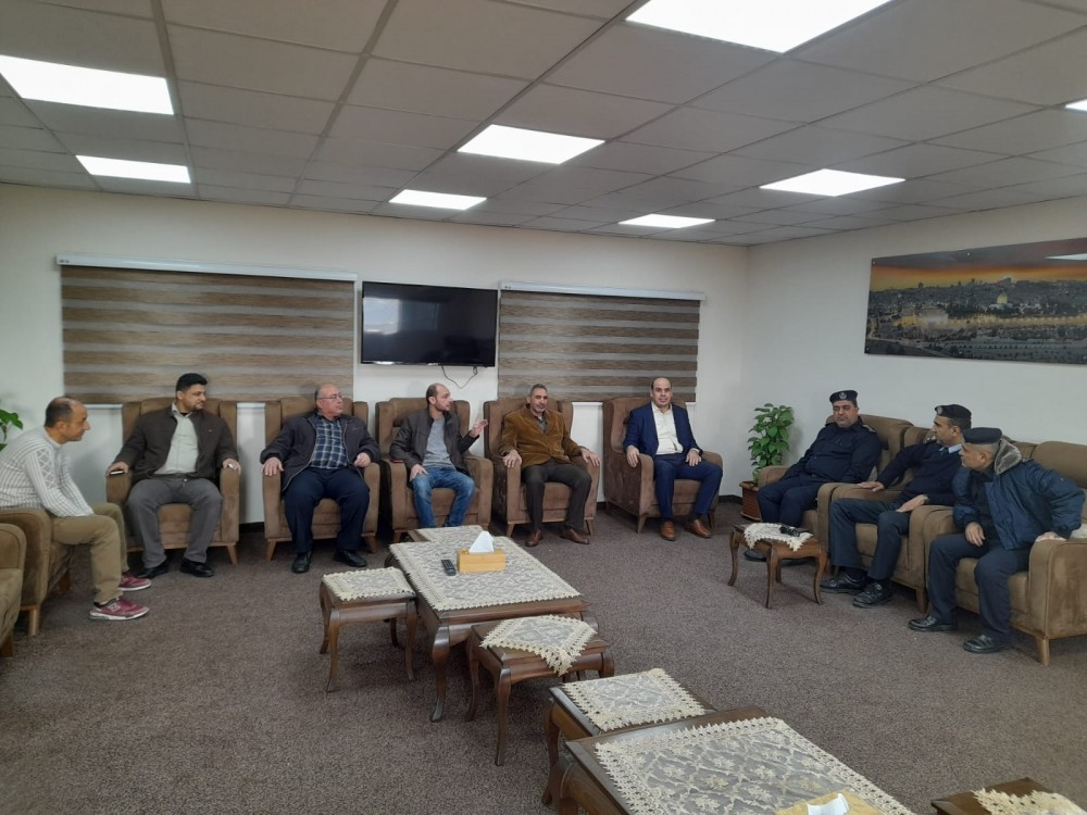 جانب من زيارة الوفد لحاجز بيت حانون 