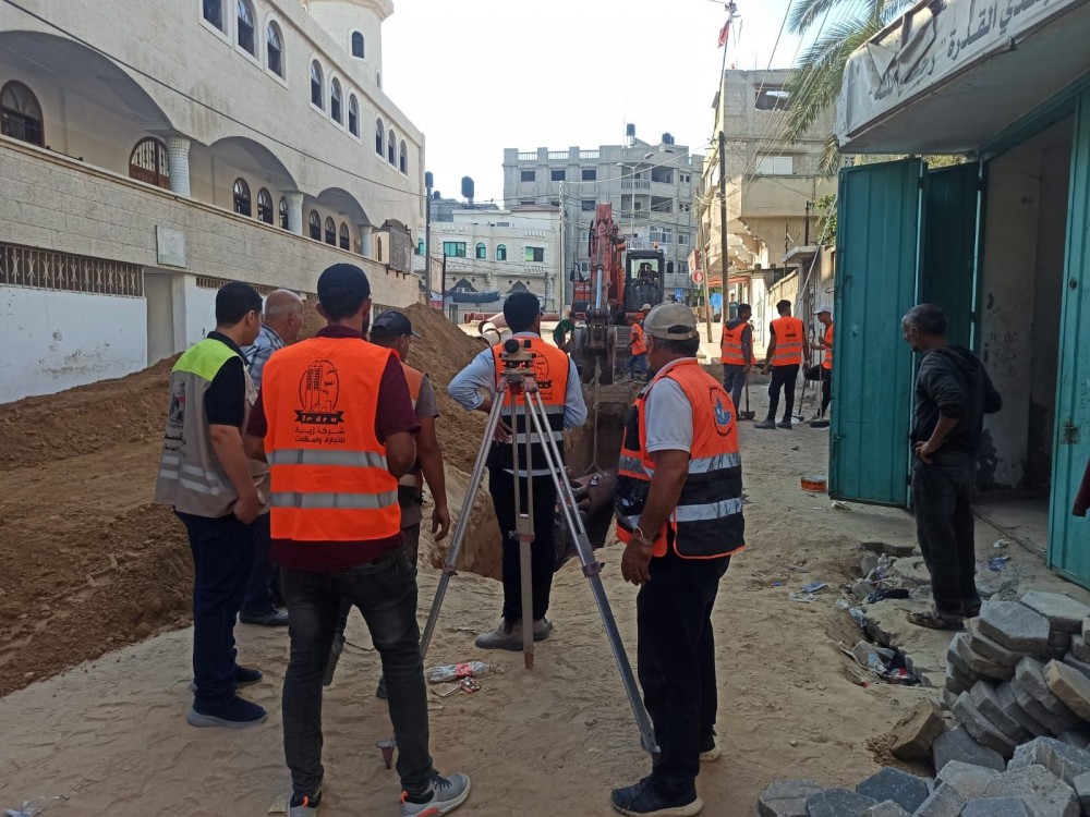 الأشغال تعمل على تمديد خط صرف صحي ناقل في خانيونس