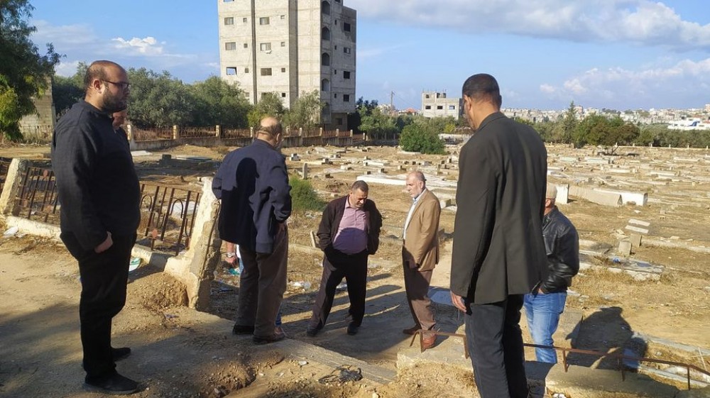 مدير أوقاف الوسطى يتفقد مقبرة البريج بعد المنخفض الجوي