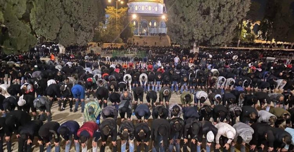 الآلاف يؤدون صلاة الفجر في المسجد الأقصى