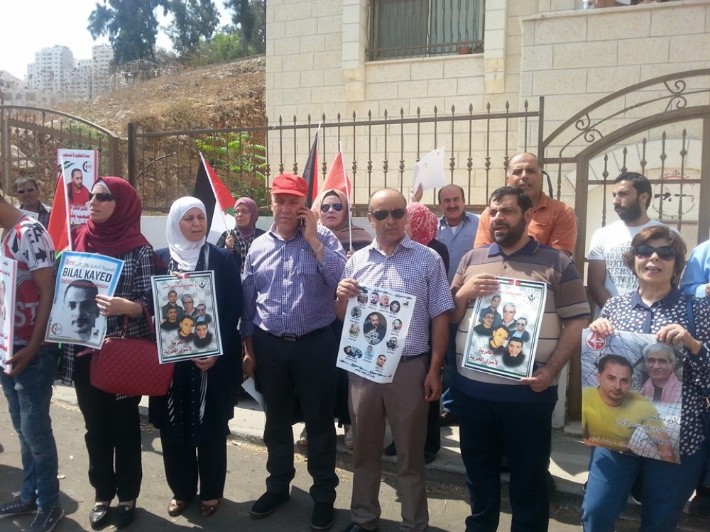 وقفة تضامنية مع الأسرى المضربين