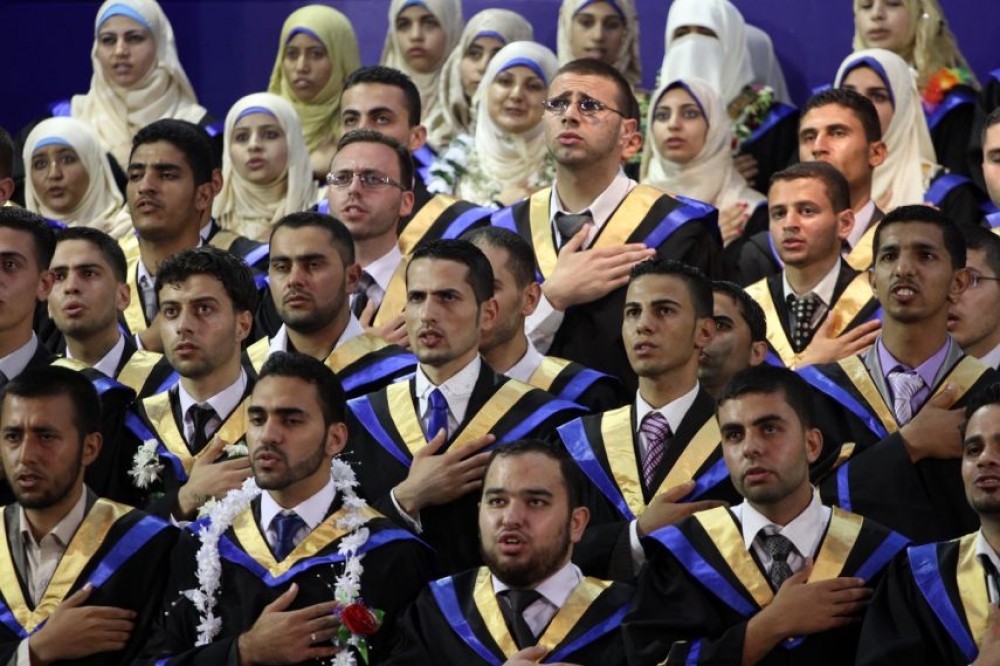 خريجون وخريجات من إحدى الجامعات بغزة 