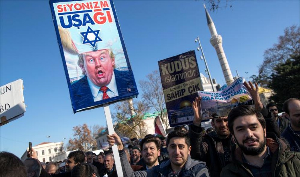 متظاهرون في تركيا رفعوا صورا وشعارات منددة بقرار ترمب بشأن القدس