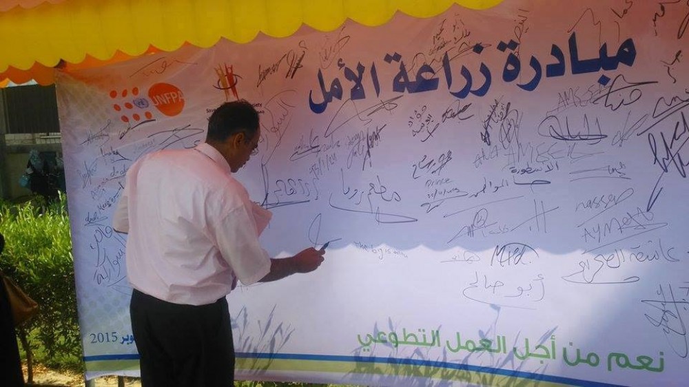 طالب خلال توقيعه ضمن مبادرة زراعة الأمل
