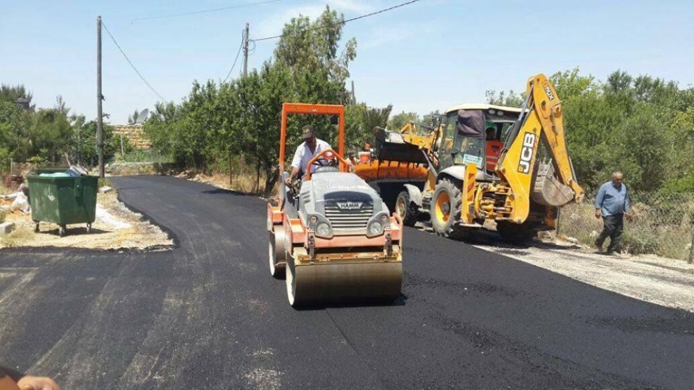 جانب من إعادة تعبيد الشارع 