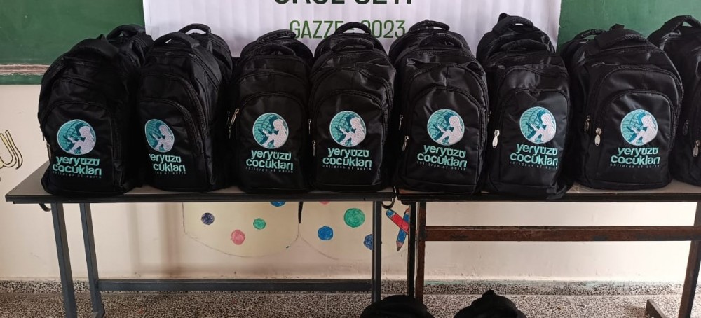  وزارة التعليم تواصل توزيع حقائب مدرسية وقرطاسية على الطلبة المحتاجين