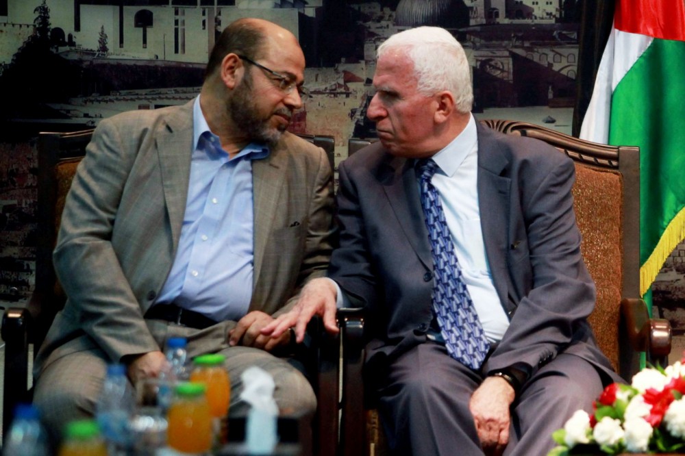 الأحمد وأبو مرزوق خلال لقائات المصالحة العام الماضي