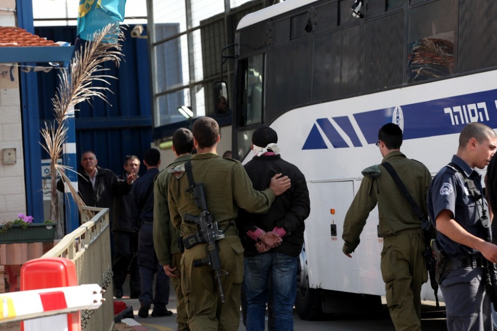 الاحتلال يعتقل فلسطينيين