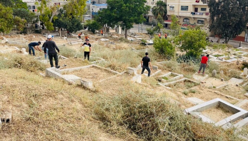 أوقاف الوسطى تُنفذ حملة لتنظيف مقبرة (الكلبوش) بالمحافظة