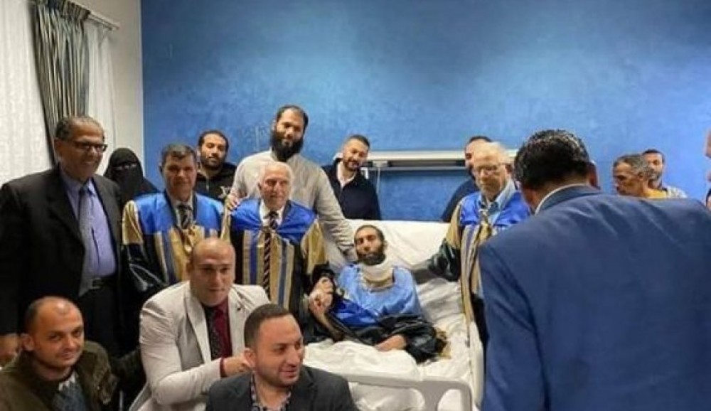 باحث مصري يناقش الدكتوراه داخل العناية المركزة