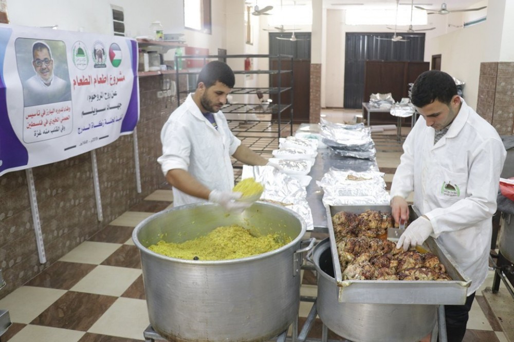 تكية غزة الخيرية توزع وجبات الطعام على 100 أسرة محتاجة بغزة