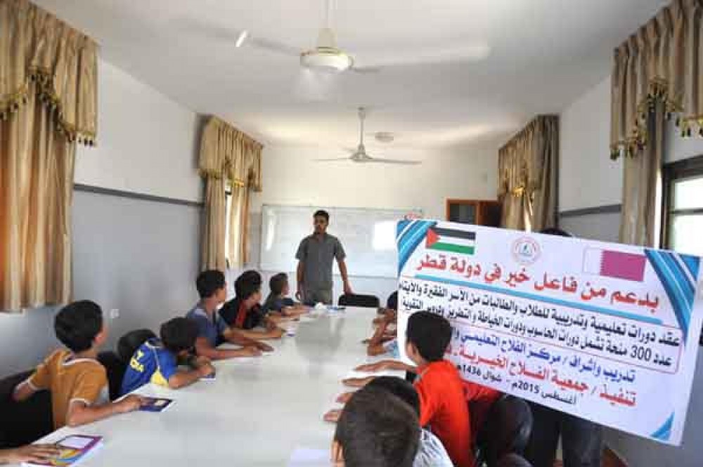 طلاب الاسر المحتاجة في دورة تدريبية