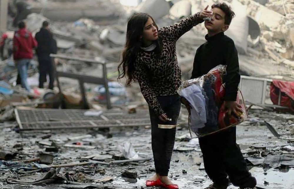 طفلان عقب قصف الاحتلال منزلهما في غزة مؤخراً