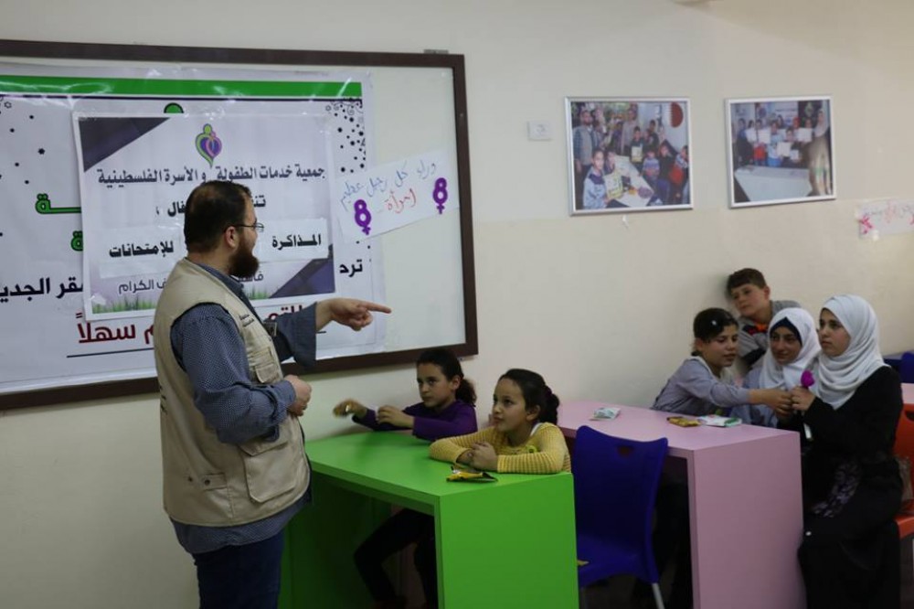خدمات الطفولة تنظم لقاًء تعليمياً للطلاب استعداداً للامتحانات