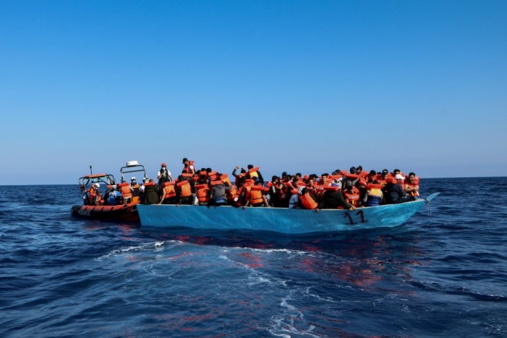 إنقاذ أكثر من 1300 مهاجر قبالة سواحل إيطاليا