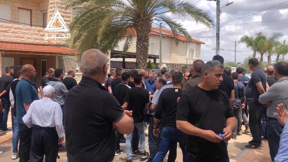 المئات يتوافدون إلى بيت عزاء الشاب ديار عمري الذي قتل برصاص إسرائيلي في قرية صندلة