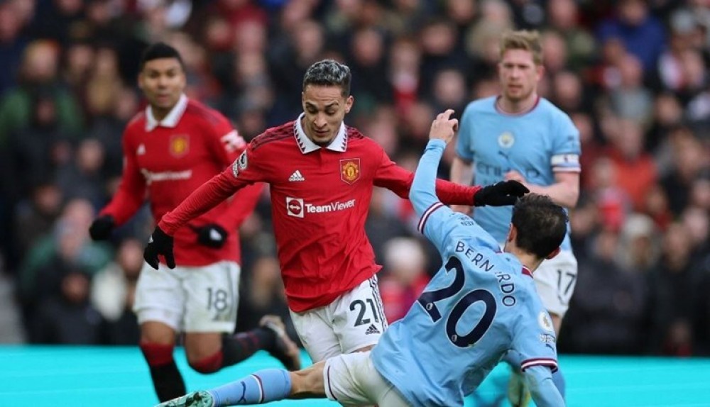  مانشستر يونايتد يهدّد ثلاثية نادرة محتملة لجاره سيتي