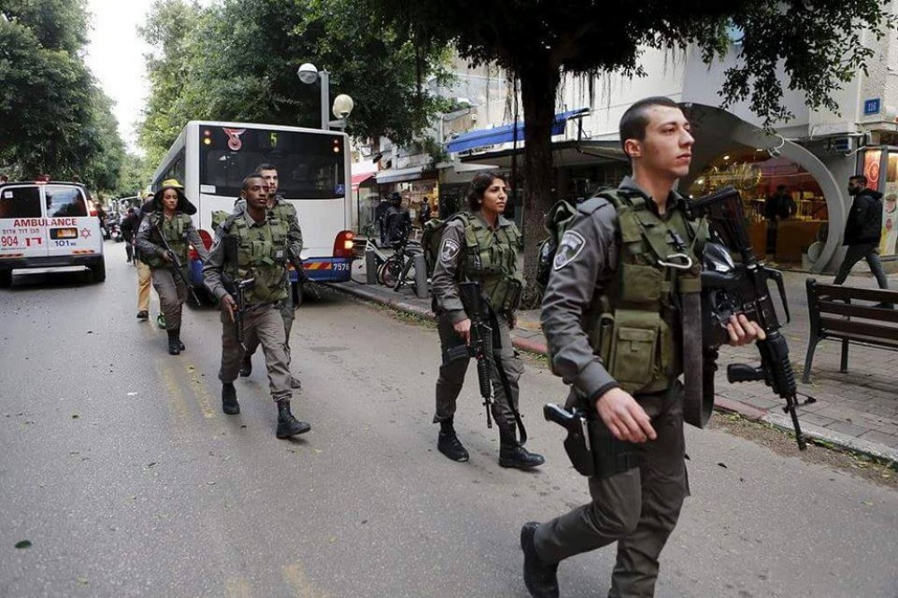 عناصر من شرطة الاحتلال خلال عمليات البحث عن منفذ العملية