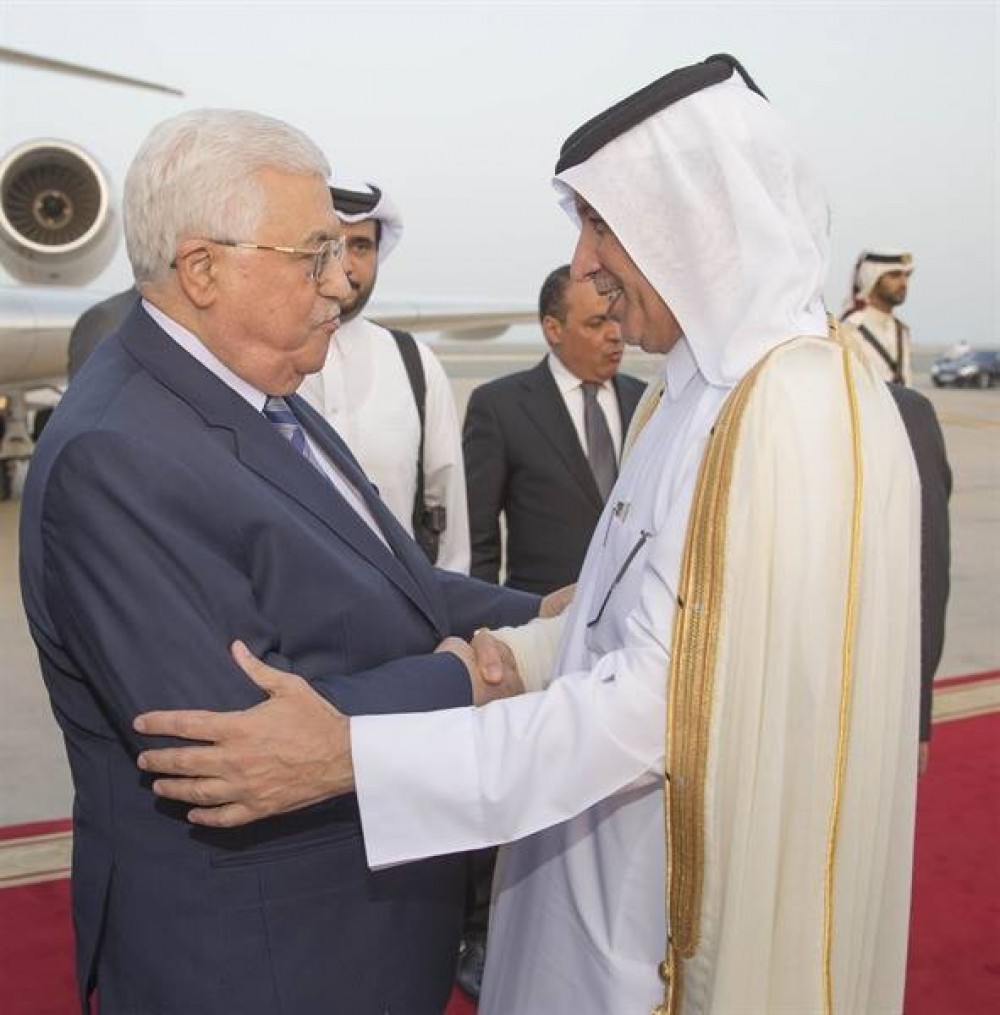 الرئيس مع مسؤول قطري