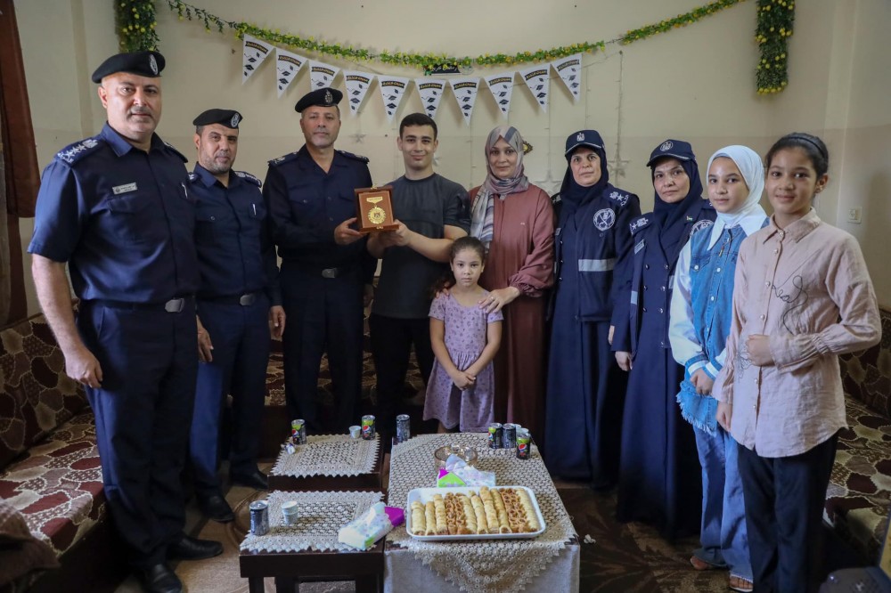 قيادة الشرطة تزور أبناء شهداء الشرطة ومنتسبيها الناجحين في الثانوية العامة