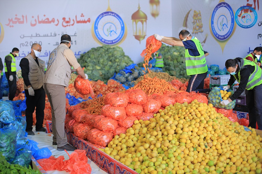 قوافل الخير: (2260) سلة خضار وُزعت على الأسر المتعففة في غزة