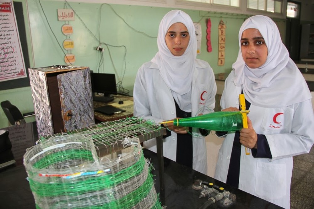 طالبتان من شمال غزة تُنتجان الخيوط البلاستيكية من مخلفات البيئة