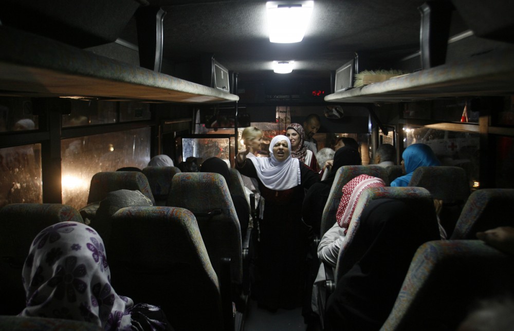 ذوو أسرى يتوجهون لزيارة أبنائهم في السجون 