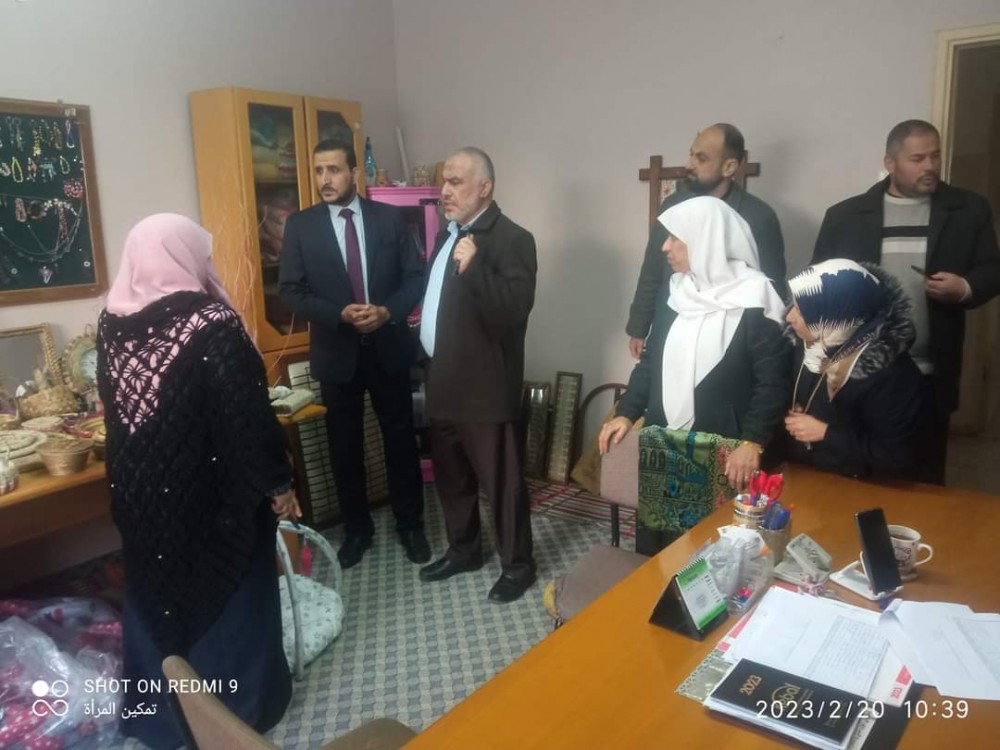 وكيل وزارة التنمية يبحث تطوير مركز تمكين المرأة بالنصيرات