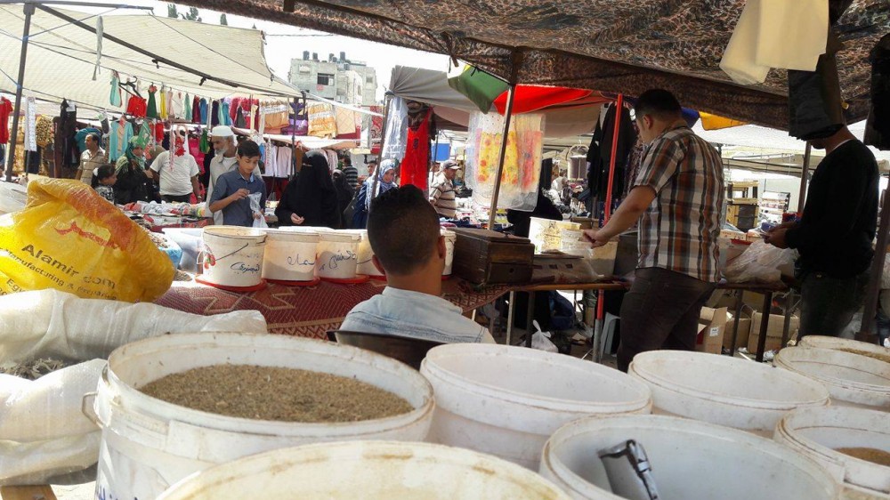 سوق شارع الأربعاء بخان يونس- من الأرشيف
