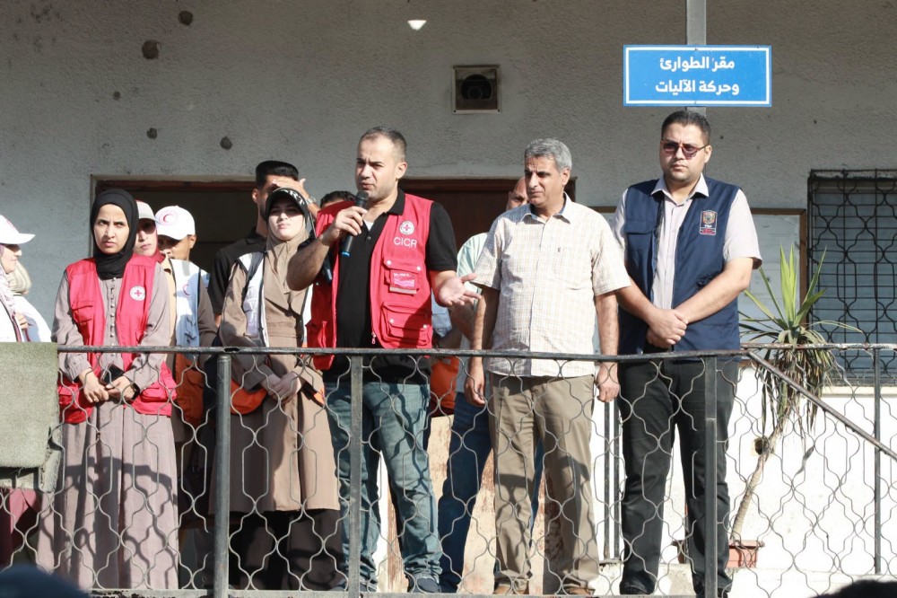 بلدية غزة والصليب الأحمر تشغّلان 150 عاملًا ضمن 