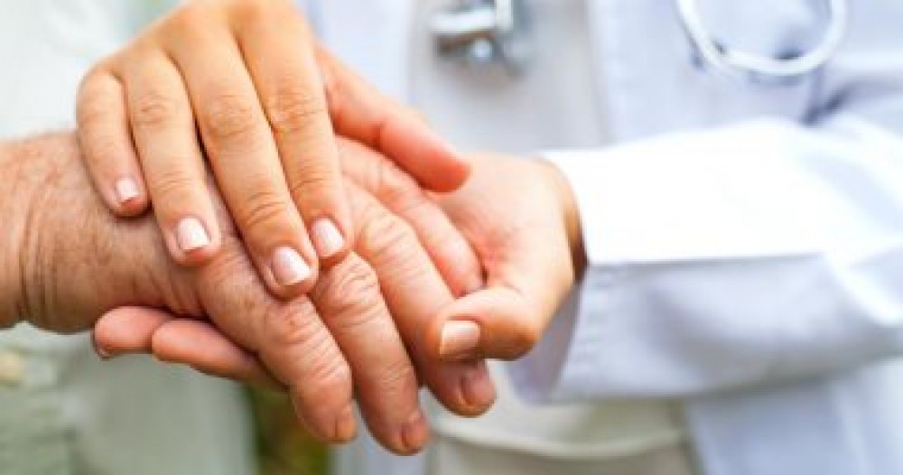 ماذا تخبرك يديك عن صحتك؟ البقع الحمراء علامة على أمراض الكبد