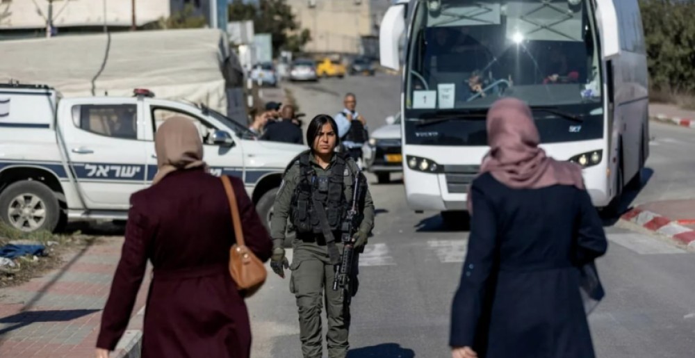 مجندات إسرائيليات يجبرن 5 نساء من الخليل على خلع ملابسهن والسير عاريات