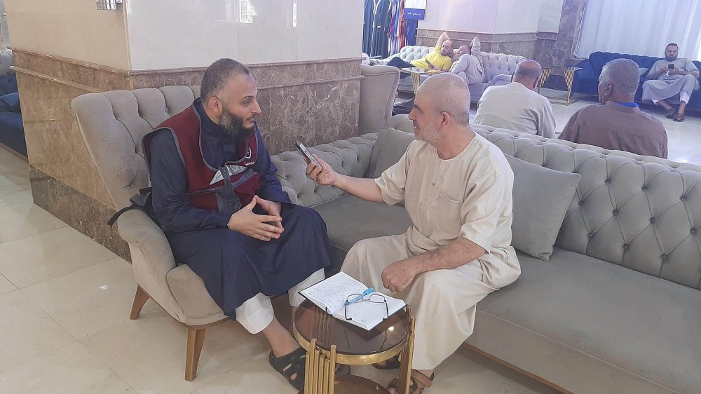 موفد الرأي خلال حواره مع رئيس لجنة الإعاشة 
