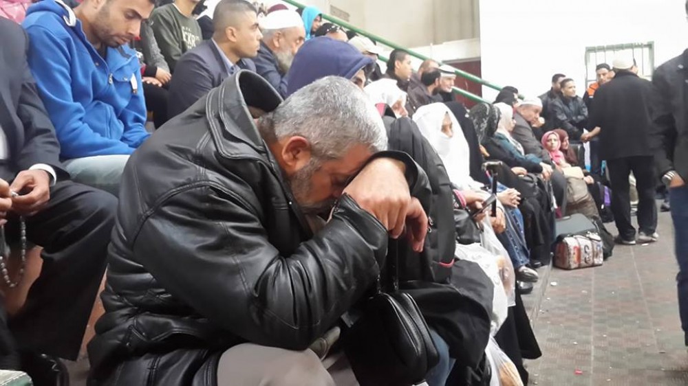 انتظار المواطنين موعد السفر في صالة أبو يوسف النجار