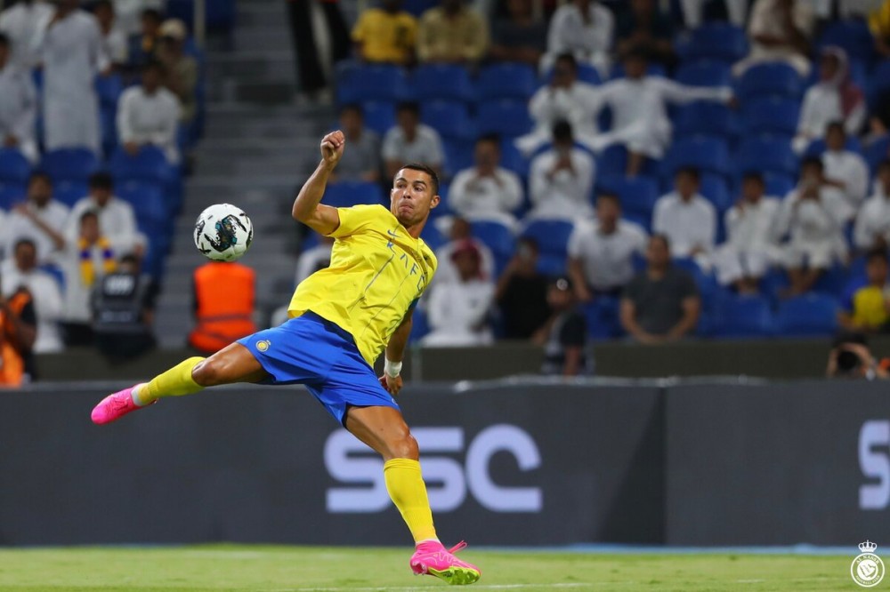 كريستيانو رونالدو يخرج غاضبا بعد التعادل مع الشباب